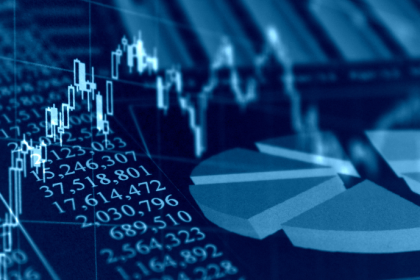 Rodrigo Balassiano explora como fundos utilizam a antecipação de contratos públicos para financiar receitas futuras com segurança.