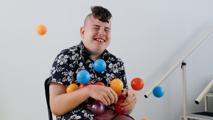 Com sensibilidade e profundidade, Alexandre Costa Pedrosa aborda as barreiras e conquistas do autismo na vida profissional adulta.