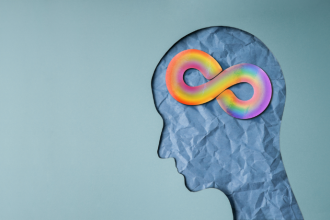 Alexandre Costa Pedrosa explora os desafios e as invisibilidades enfrentados por adultos autistas no mercado de trabalho.