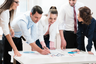 Medir o que realmente importa é o que leva empresas a evoluírem — e é exatamente essa visão de performance orientada a métricas defendida por Bráulio Henrique Dias Viana.