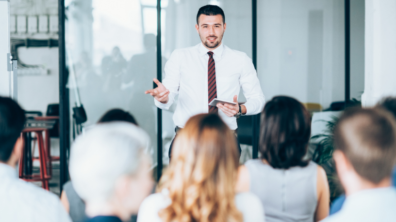 Para Sérgio Bento De Araújo, a formação docente e as novas metodologias colocam o professor no centro da transformação educacional.