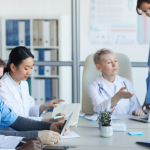 Cursos privados de medicina mais recentes acumulam desempenho fraco e acendem alerta regulatório