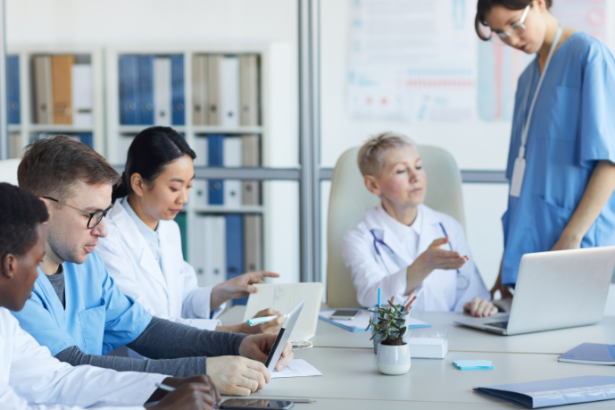 Cursos privados de medicina mais recentes acumulam desempenho fraco e acendem alerta regulatório