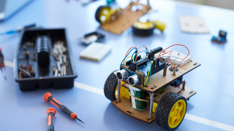 Robótica educacional e competições que, segundo Sérgio Bento De Araújo, desenvolvem raciocínio lógico, trabalho em equipe e inovação para os desafios do futuro.