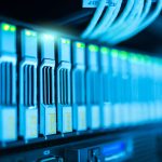 Rack de servidores com luzes azuis em um moderno centro de processamento de dados.