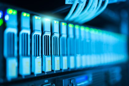Rack de servidores com luzes azuis em um moderno centro de processamento de dados.