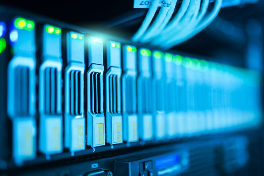 Rack de servidores com luzes azuis em um moderno centro de processamento de dados.